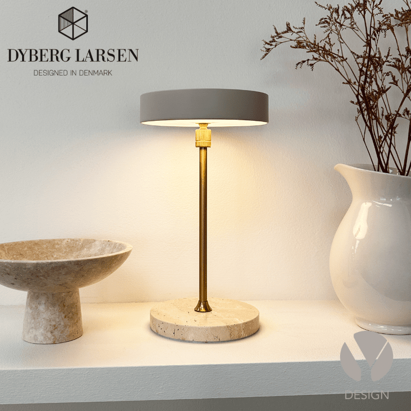 MOONLIGHT-LED-genopladelig-bordlampe-beige-_-messing-3